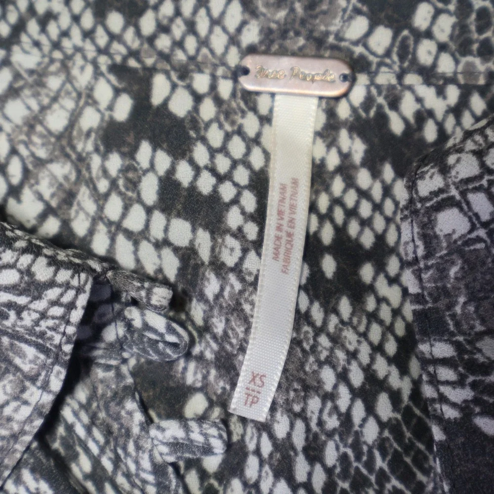 Free People Snakeskin Print High Low Button Down Blouse Grey White XS 30404813